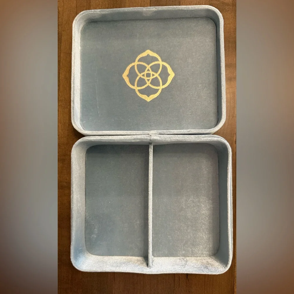 🩷 KENDRA SCOTT MATTIE VELVET JEWELRY BOX 🩷
